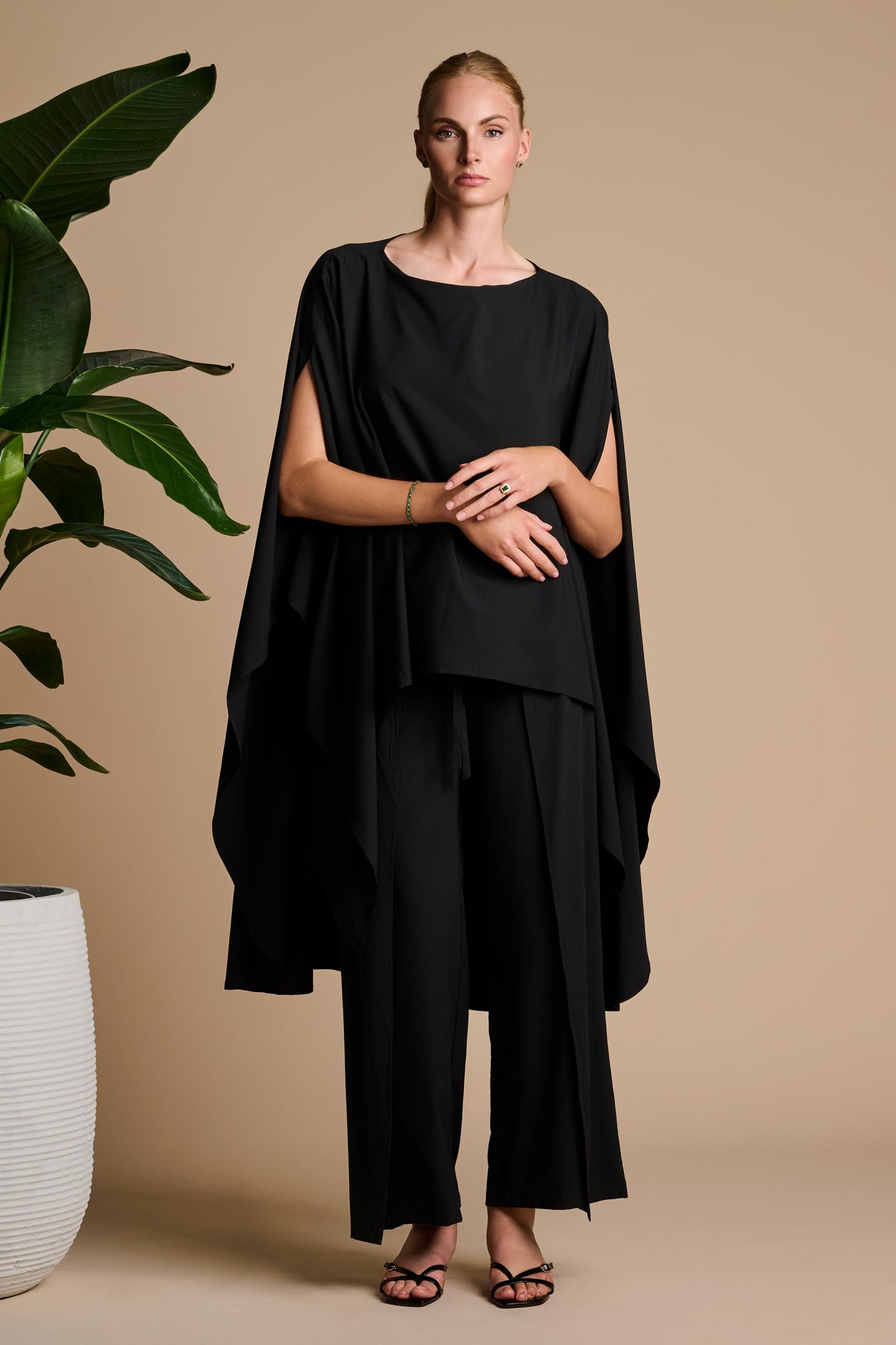 Women's Mott50 Hydra Sun Poncho | Black