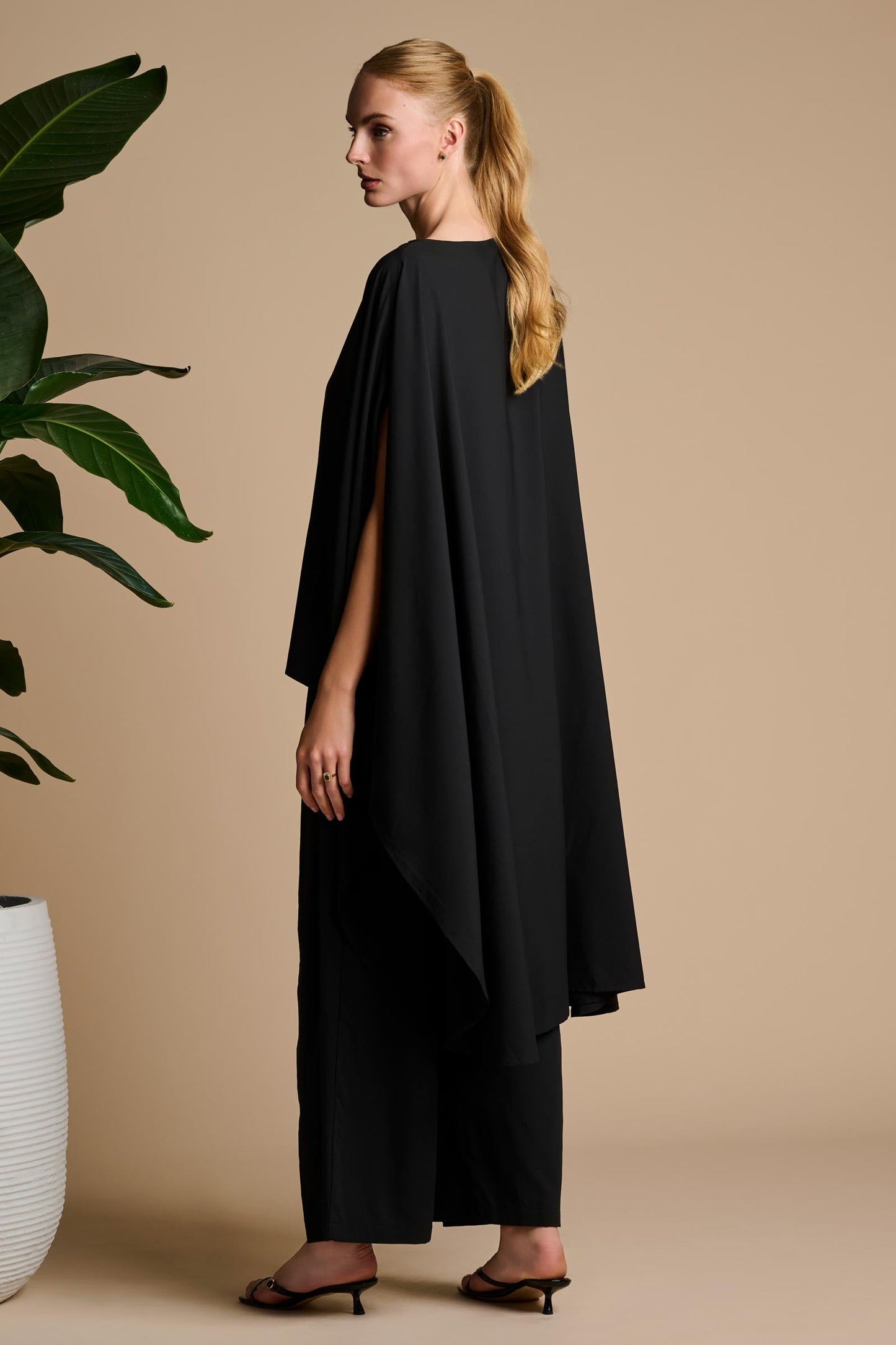 Women's Mott50 Hydra Sun Poncho | Black