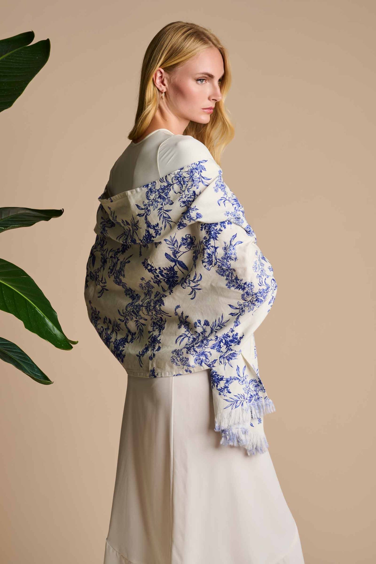 Women's Mott50 Melbourne Shawl | Vanilla China Blue Damask