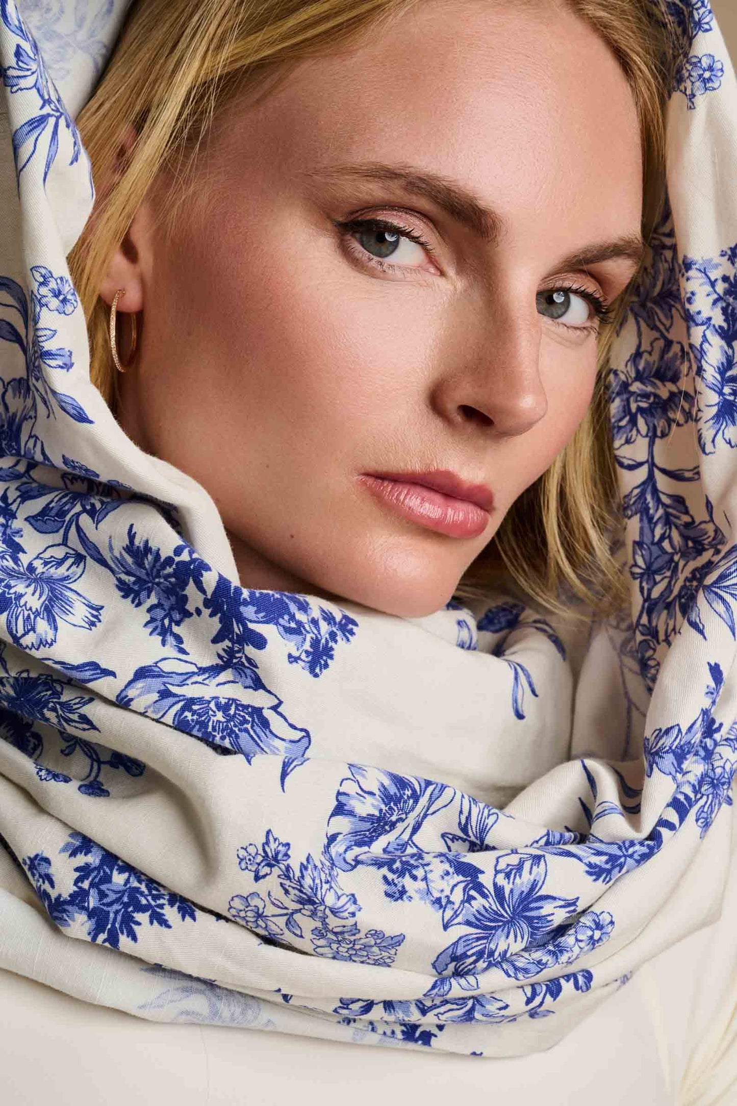 Women's Mott50 Melbourne Shawl | Vanilla China Blue Damask
