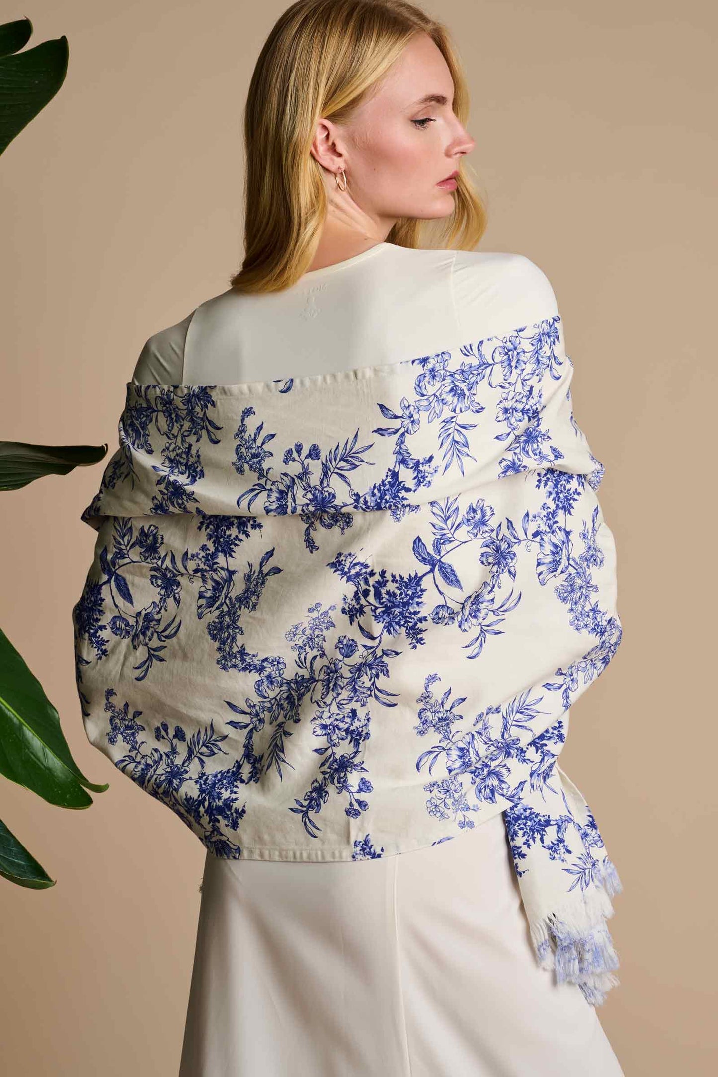 Color_Vanilla China Blue Damask