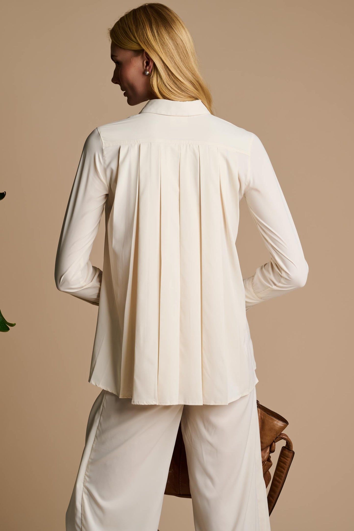 Women's Mott50 Rhodes Pleated Back Shirt | Black