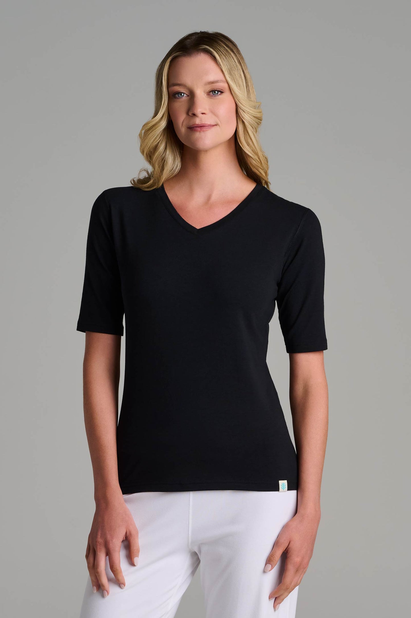 Women's Morada Fitted Short Sleeve V-Neck T-Shirt | Black