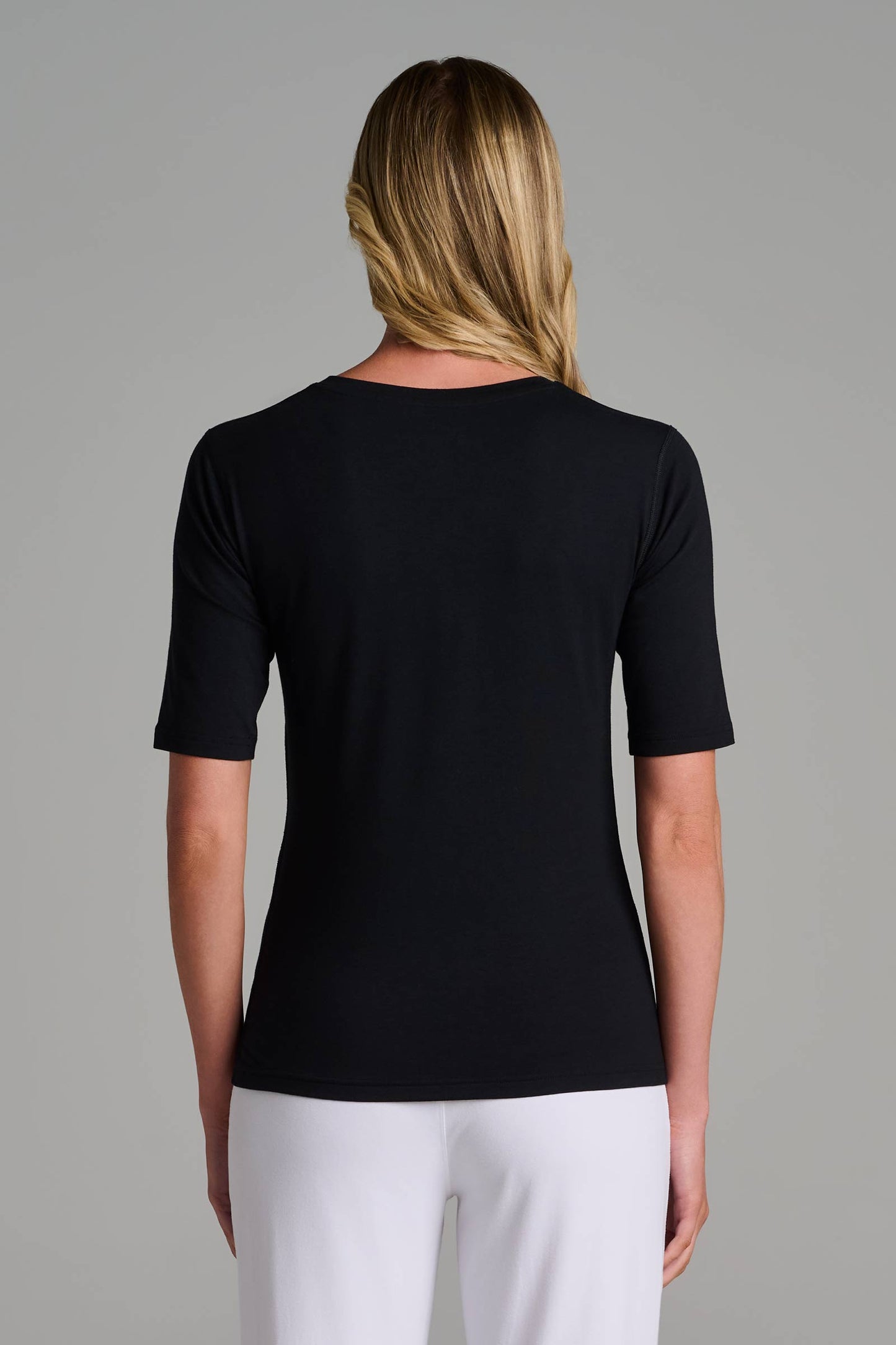 Women's Morada Fitted Short Sleeve V-Neck T-Shirt | Black